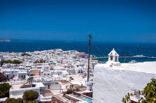 Ege Denizi Nin Mavi Sularından Tipik Beyaz Boya Binalarından Mykonos — Stok fotoğraf