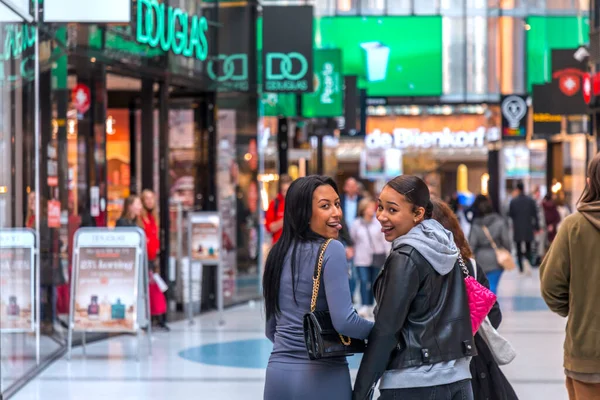 Haia Holanda Outubro 2021 Duas Jovens Senhoras Divertindo Durante Compras — Fotografia de Stock