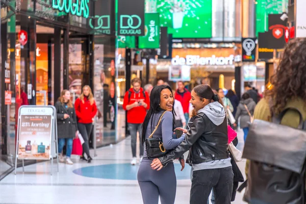 Haia Holanda Outubro 2021 Duas Jovens Senhoras Divertindo Durante Compras — Fotografia de Stock