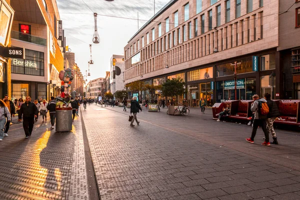 네덜란드 헤이그 2021 마르쿠스 라타는헤이그 거리중 하나이며 사무실 식품점 비교적 — 스톡 사진