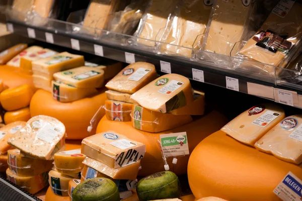 네덜란드 암스테르담 2021 네덜란드 암스테르담에 식료품 점에서 종류의 네덜란드 치즈가 — 스톡 사진