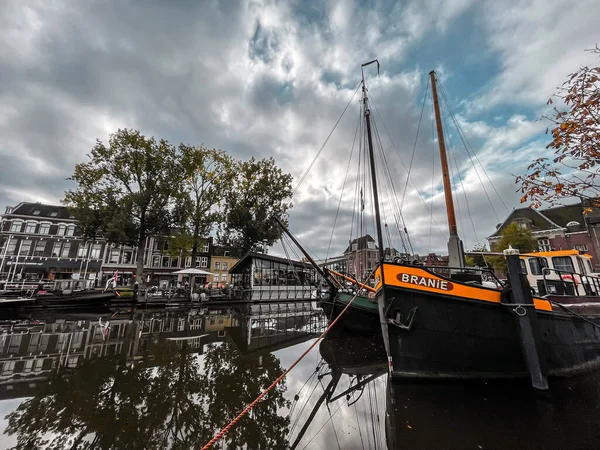 荷兰莱顿 2021年10月7日 荷兰南荷兰省莱顿市的街道景观和美丽的运河 — 图库照片