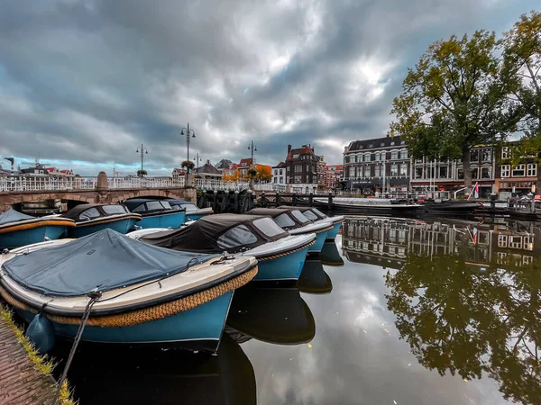 荷兰莱顿 2021年10月7日 荷兰南荷兰省莱顿市的街道景观和美丽的运河 — 图库照片