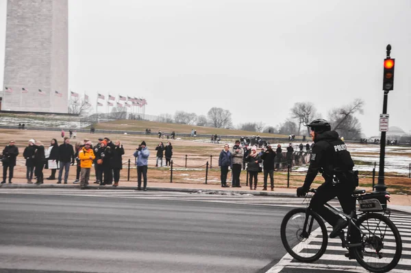 Washington Eua Janeiro 2019 Policial Bicicleta Redor Monumento Washington Dia — Fotografia de Stock