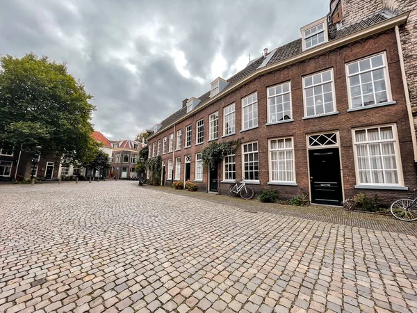 オランダのライデン 2021年10月7日 オランダの南オランダ州の都市と自治体であるライデンの街の景色と一般建築 — ストック写真