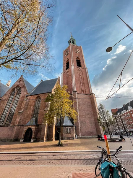 ハーグ 2021年10月7日 偉大な教会またはセント ジェームズ教会 オランダ語で Grote KerkまたはSint Jacobskerkは ハーグのランドマーク的なプロテスタント教会です — ストック写真