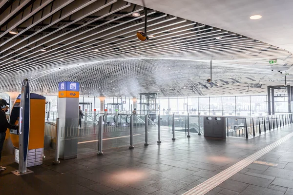 荷兰德尔夫特 2021年10月9日 德尔夫特中央车站的内陆景观 现代宽敞的建筑是代尔夫特的主要交通枢纽 — 图库照片