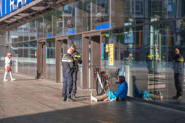Rotterdam Países Bajos Octubre 2021 Oficiales Policía Holandeses Investigan Hombre — Foto de Stock