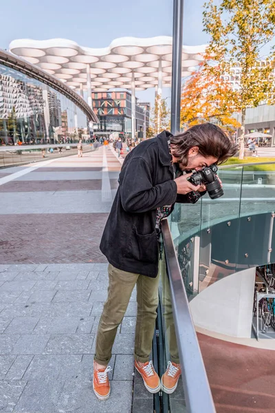 Utrecht Oct 2021 Mladý Muž Fotografuje Okolí Hlavního Nádraží Utrechtu — Stock fotografie