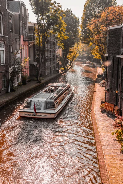Utrecht Oct 2021 사람들은 위트레흐트의 유명하고 역사적 운하를 돌지만 걷는다 — 스톡 사진