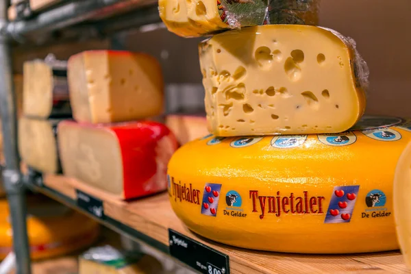 위트레흐트 네덜란드 2021 네덜란드 위트레흐트에 가게에서 판매되는 전통적 네덜란드 치즈의 — 스톡 사진