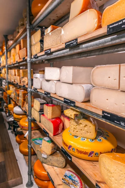 위트레흐트 네덜란드 2021 네덜란드 위트레흐트에 가게에서 판매되는 전통적 네덜란드 치즈의 — 스톡 사진