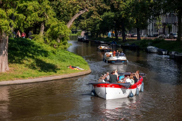 Utrecht Oct 2021 People Strolling Boat Though Famous Historical Canals — Stock Photo, Image