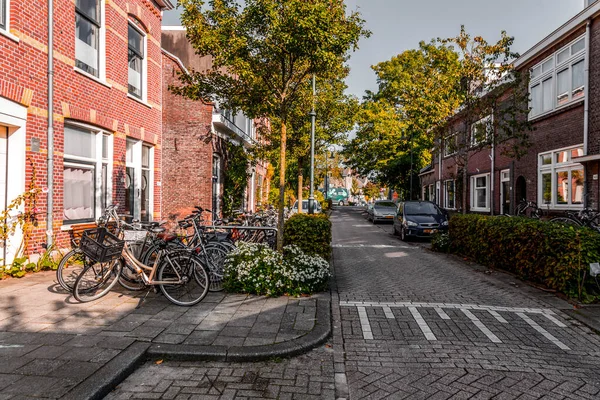 ユトレヒト 2021年10月9日 ユトレヒト市の歴史的中心部にある通りの景色と伝統的なオランダの建物 首都で最も人口の多い都市ユトレヒト — ストック写真