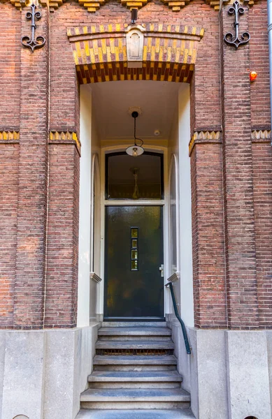 荷兰乌得勒支典型的荷兰建筑的建筑门细节 — 图库照片