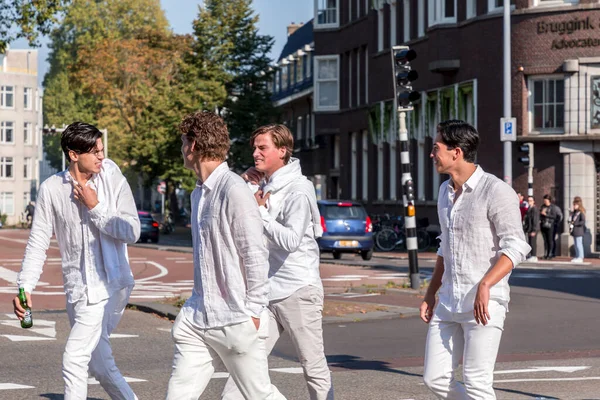Utrecht Ktz 2021 Grupa Młodych Studentów Ubranych Biało Zebrała Się — Zdjęcie stockowe