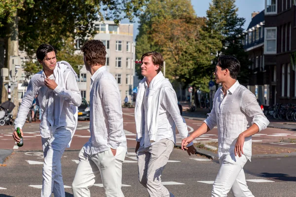 Utrecht Oktober 2021 Eine Gruppe Junger Weiß Gekleideter Studenten Versammelte — Stockfoto