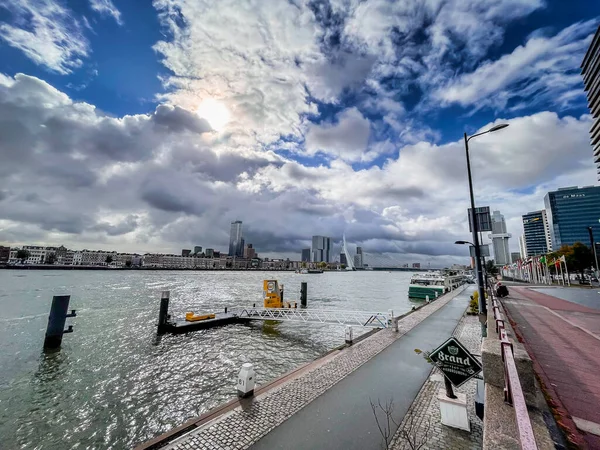 Rotterdam Hollanda Ekim 2021 Rotterdam Şehir Merkezinde Kuleleri Olan Modern — Stok fotoğraf