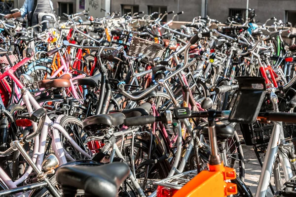 ユトレヒト 2021年10月9日 多くの自転車がオランダのユトレヒト市内の道路脇に停まっています — ストック写真