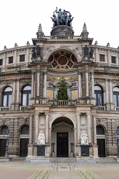 歴史的建造物ドイツ ザクセン州ドレスデン旧市街にある国立歌劇場 — ストック写真