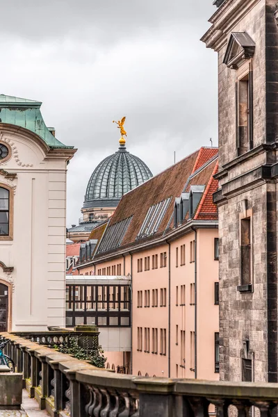 アルベルティヌムのガラスドームとドイツのザクセン州ドレスデンの旧市街周辺の建物 — ストック写真