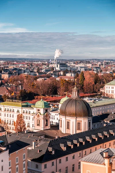 オーストリアのザルツブルク 2021年12月27日 上からザルツブルク市の都市景観 オーストリアのザルツブルク州の首都 — ストック写真