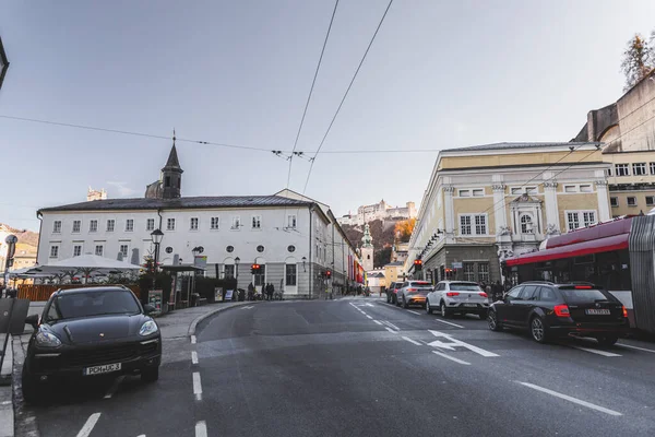 オーストリアのザルツブルク 2021年12月27日 オーストリアのザルツブルクを背景にした都市の街並みとホーエンザルツブルグ城 — ストック写真