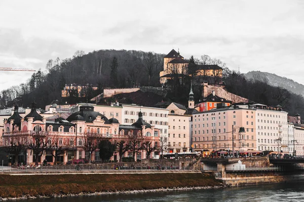 Salzburgo Austria Diciembre 2021 Edificios Alrededor Del Río Salzach Cerca —  Fotos de Stock