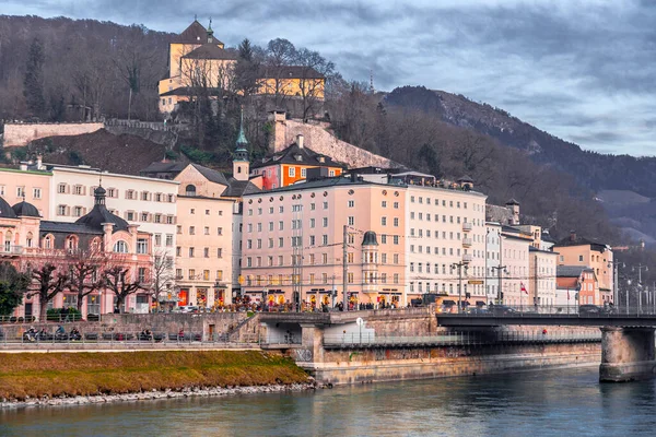 Salzburg Oostenrijk December 2021 Gebouwen Rond Salzach Bij Oude Stad — Stockfoto