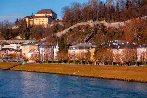 Salzburgo Áustria Dezembro 2021 Edifícios Torno Rio Salzach Perto Cidade — Fotografia de Stock