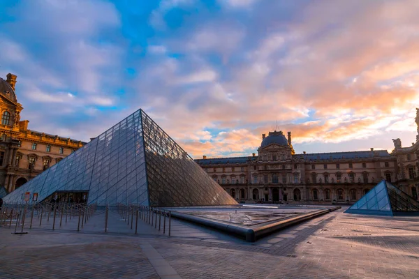 1989年に完成した有名な美術館やギャラリーの玄関口であるルーブル美術館のガラスピラミッド パリの美しい冬の朝 — ストック写真