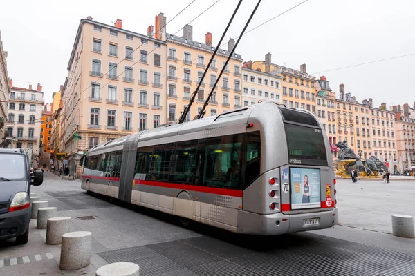 Lyon Francja Stycznia 2022 Trolejbus Elektryczny Przewożący Pasażerów Lyonie Francja — Zdjęcie stockowe