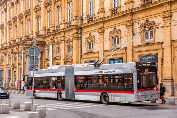 Lyon Frankreich Januar 2022 Elektrischer Obus Mit Passagieren Der Stadt — Stockfoto