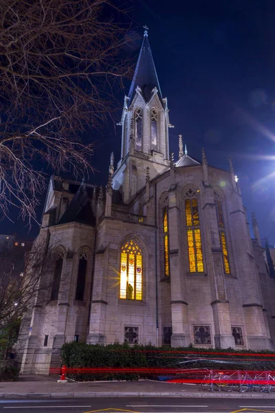 밤에는 프랑스 리옹의 주변에 세인트 교회와 — 스톡 사진