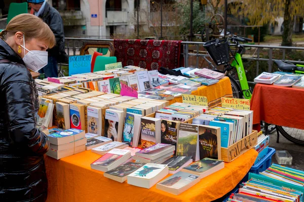 Annecy Frankrijk Januari 2022 Mensen Kopen Verkopen Oude Stadsmarkt Van — Stockfoto