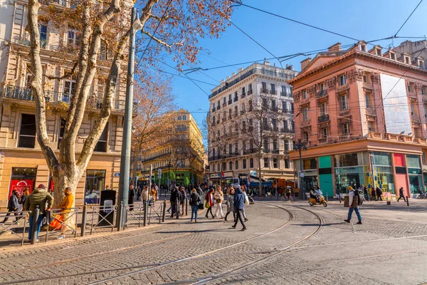 フランス マルセイユ2022年1月28日 フランス マルセイユで最も忙しい通りの一つであるラ カネビエール通りを歩く典型的なフランスの建物と人々 — ストック写真