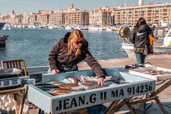 Марсель Франция Января 2022 Года Люди Продающие Покупающие Свежую Рыбу — стоковое фото