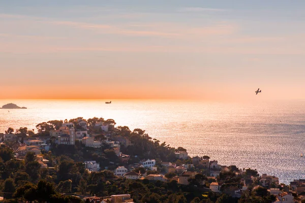 Prachtig Uitzicht Horizon Met Gouden Zonlicht Vanaf Kust Van Marseille — Stockfoto