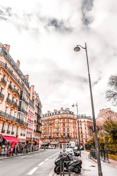 フランス 2022年1月20日 フランスの首都パリからの一般的な通りの景色 典型的なフランス建築と都市景観 — ストック写真