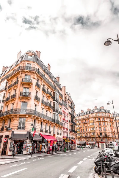 フランス 2022年1月20日 フランスの首都パリからの一般的な通りの景色 典型的なフランス建築と都市景観 — ストック写真