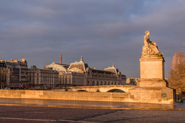 パリ2022年1月20日フランスの首都パリのセーヌ川周辺の建物と典型的なフランスの建築 — ストック写真