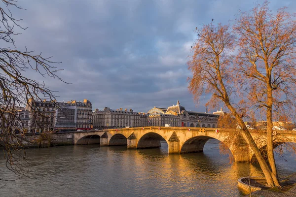 パリ2022年1月20日フランスの首都パリのセーヌ川周辺の建物と典型的なフランスの建築 — ストック写真