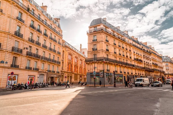 フランス 2022年1月20日 フランスの首都パリからの一般的な通りの景色 典型的なフランス建築と都市景観 — ストック写真