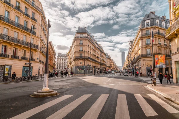 フランス 2022年1月20日 フランスの首都パリからの一般的な通りの景色 典型的なフランスの建築と都市の景色 背景にあるモンパルナスタワー — ストック写真