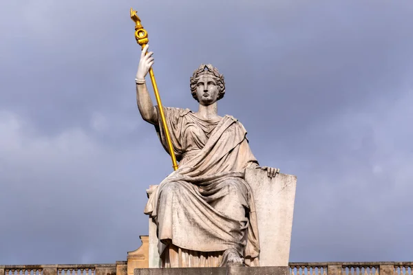フランス パリ2022年1月20日フランス パリの国会議事堂前の碑の詳細 — ストック写真