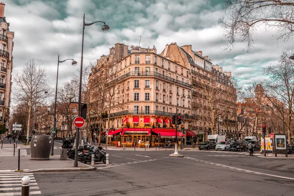 フランス 2022年1月20日 フランスの首都パリからの一般的な通りの景色 典型的なフランス建築と都市景観 — ストック写真