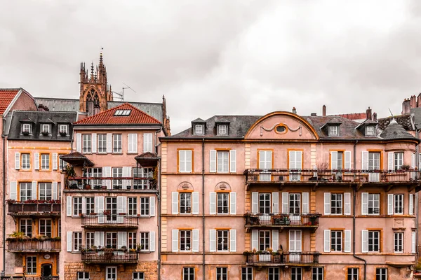 フランスのメッツ市内の通りの景色と典型的なフランスの建物 — ストック写真
