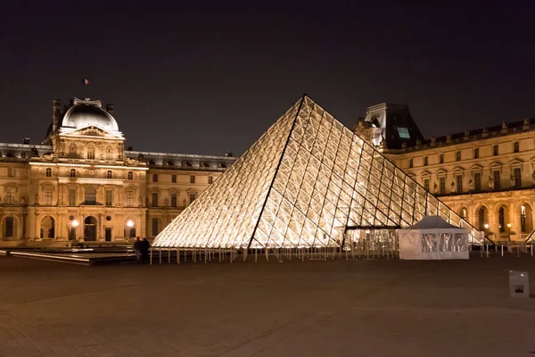 2022年1月24日 1989年に完成した有名な美術館やギャラリーの正面玄関であるルーブル美術館のガラスピラミッド パリの美しい冬の朝 — ストック写真