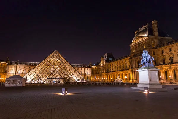 París Francia Ene 2022 Pirámide Vidrio Del Museo Del Louvre —  Fotos de Stock