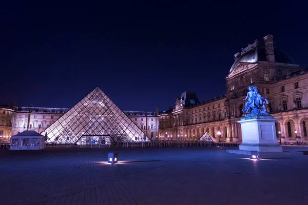 Paříž Francie Jan24 2022 Skleněná Pyramida Muzea Louvre Hlavní Vchod — Stock fotografie